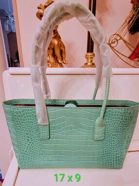 **Stunning aqua blue croc print fashion tote! Never used. NO BRAND.